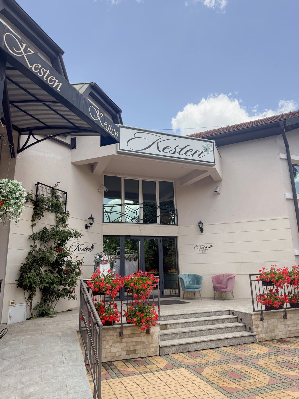 Ulaz u restoran Kesten, Cara Lazara 190, Futog